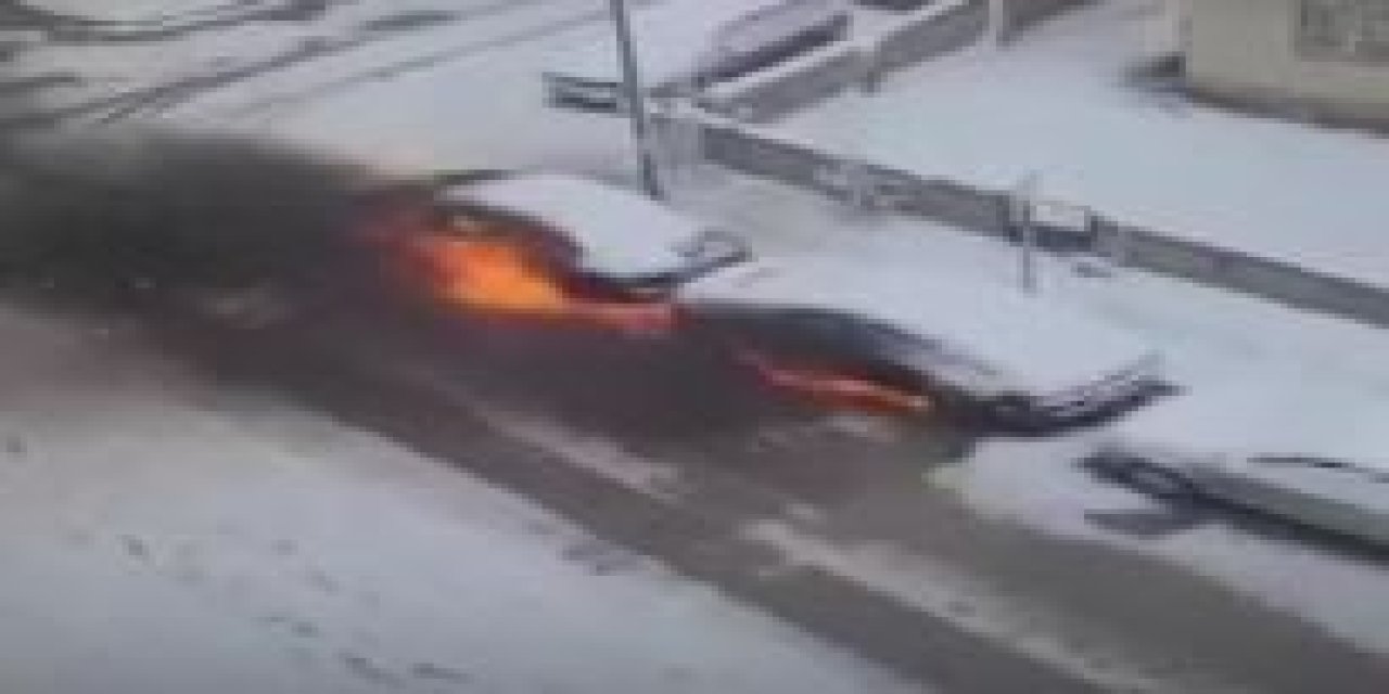 Park halindeki iki otomobil alevler arasında hurdaya döndü