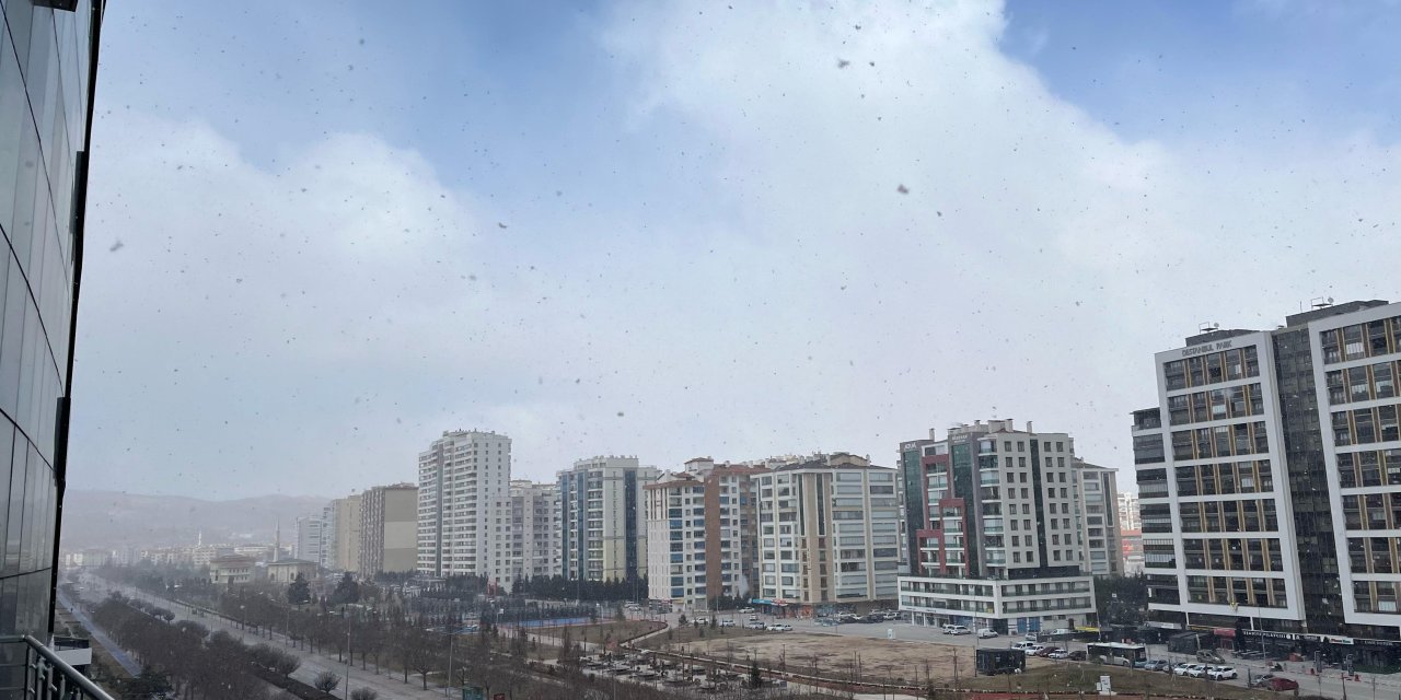 Konya’nın merkezinde kar yağışı etkili oluyor