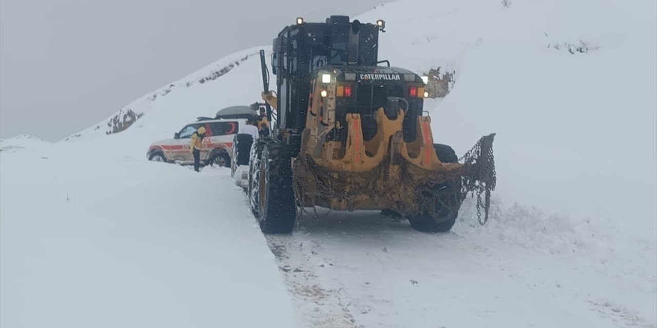 Hasta taşıyan ambulans kar nedeniyle mahsur kaldı