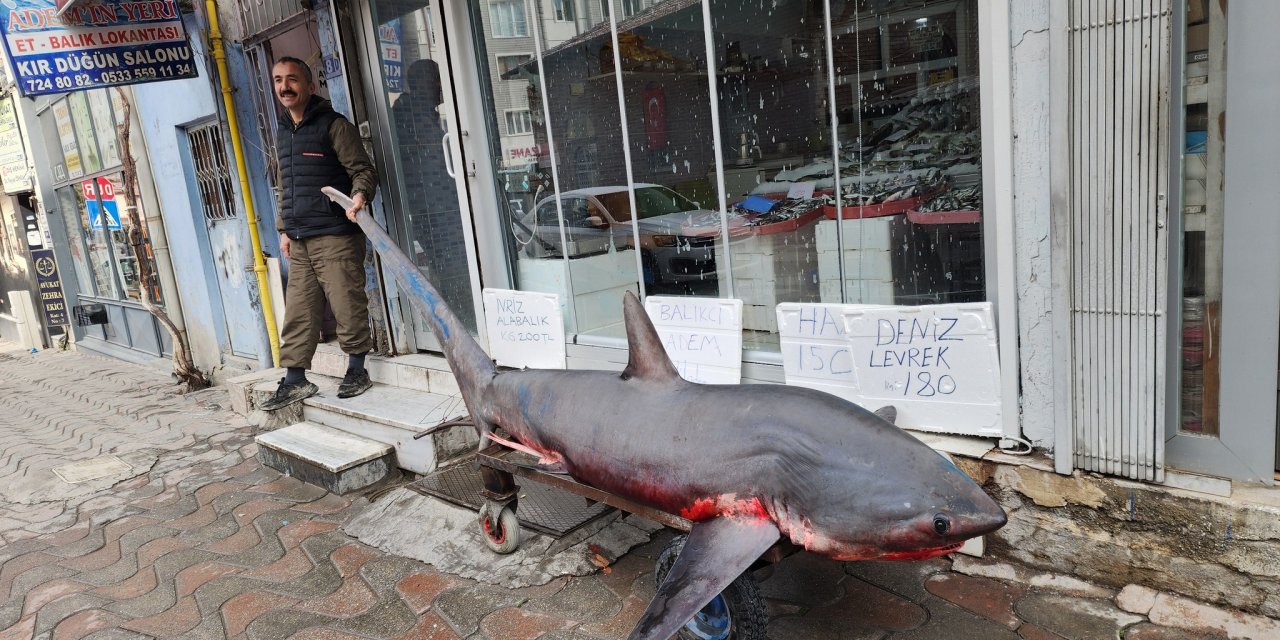 Konya’daki balıkçının önünden geçen telefona sarılıyor