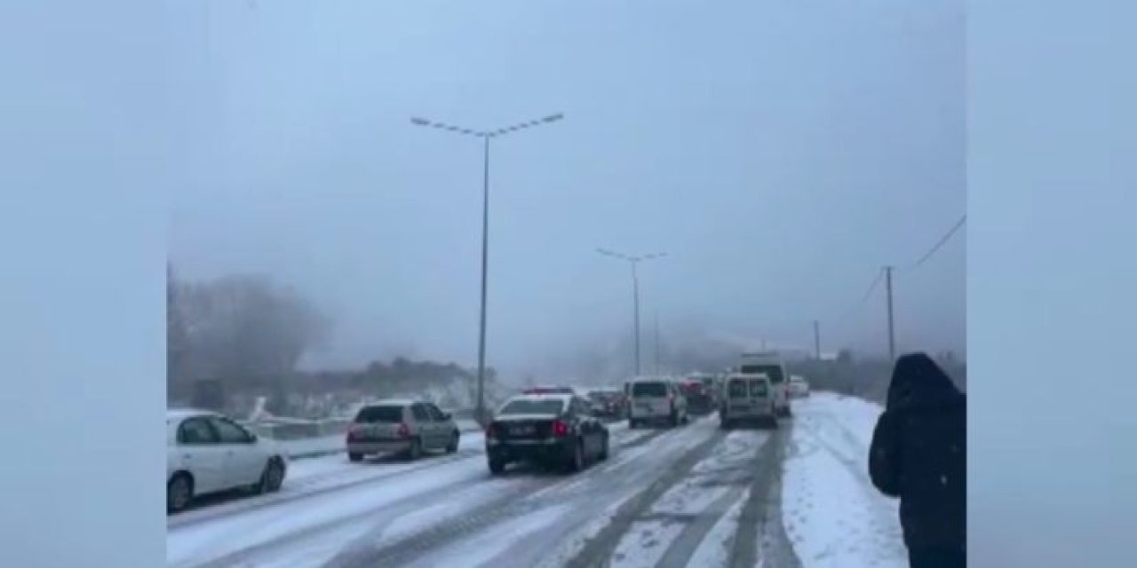 Otoyol buz pistine döndü! 25 araç birbirine girdi