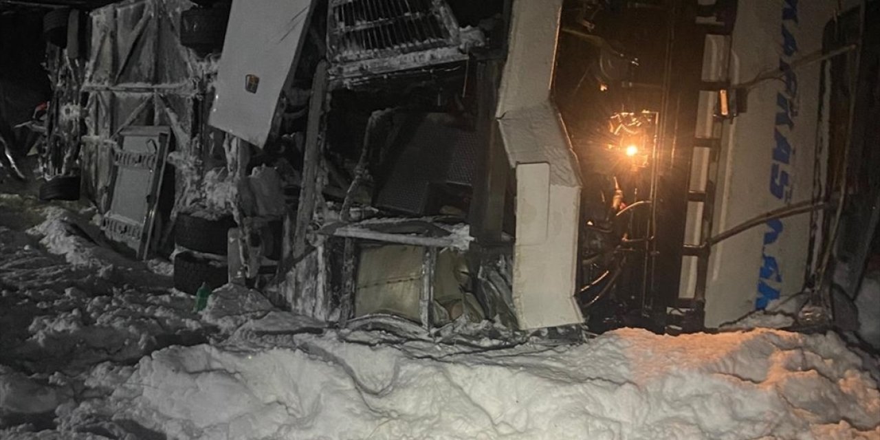 Yolcu otobüsü devrildi, 37 kişi yaralandı