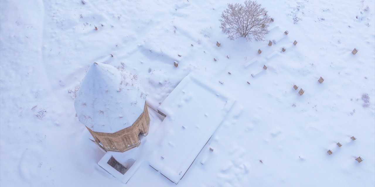 Tarihi yapılar karla kaplandı