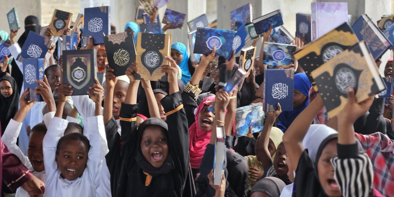 Konya organizasyonuyla Tanzanya’da öğrencilerine Kur’an-ı Kerim dağıtıldı