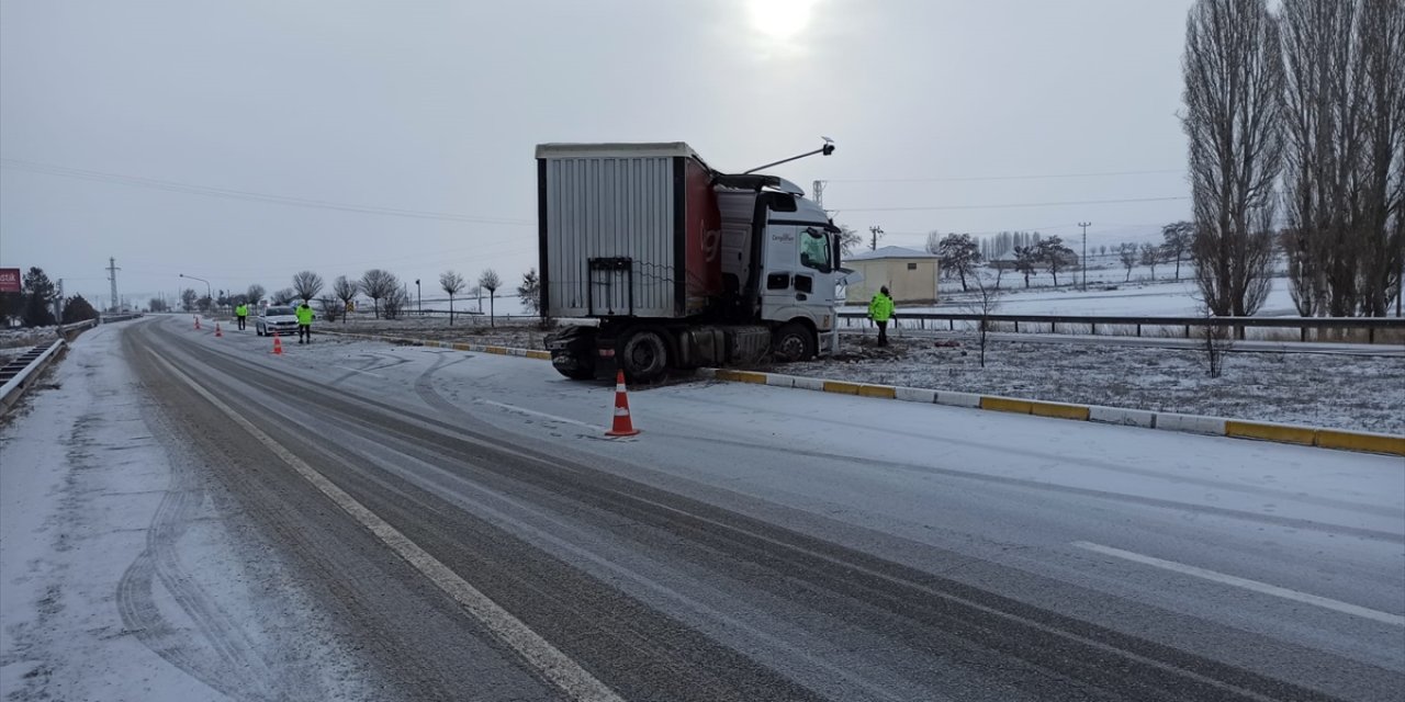 Karlı yolda kontrolden çıkan TIR ağaca çarptı