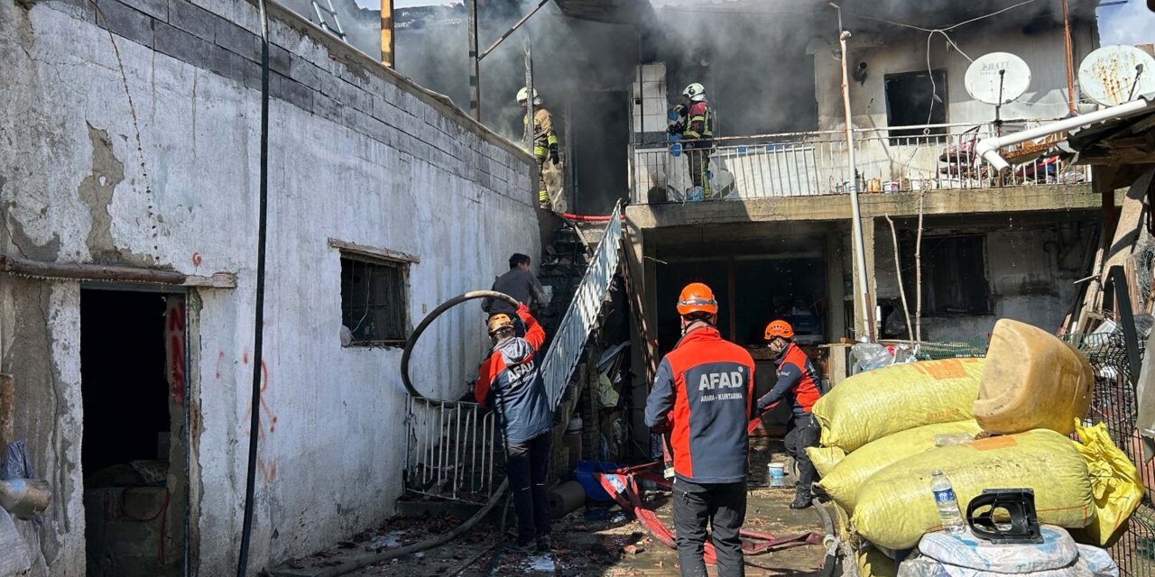 Evde yangın çıktı, içeri giren ekipler yaşlı kadını ölü buldu