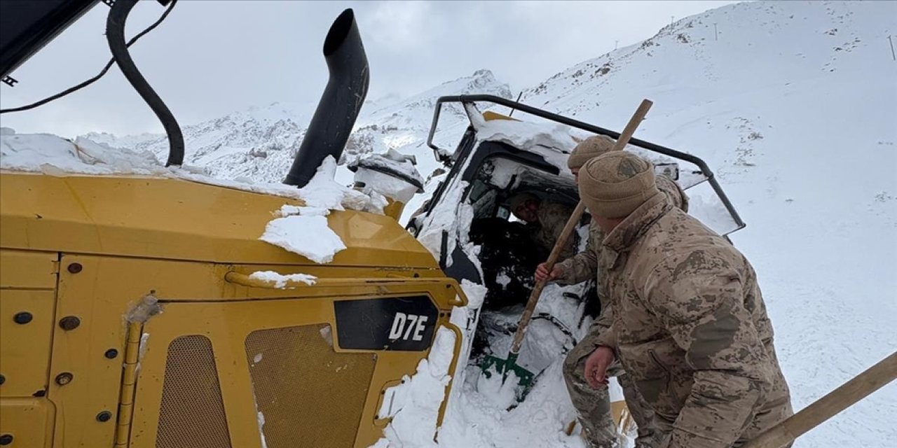 İş makinesinin üzerine çığ düştü, operatör o anları kaydetti