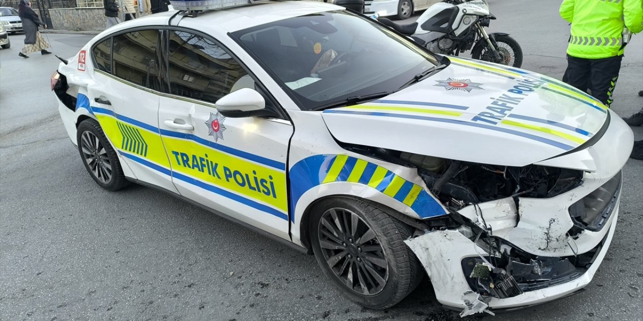 Otomobille ekip aracının çarpıştığı kazada 1'i polis 4 kişi yaralandı