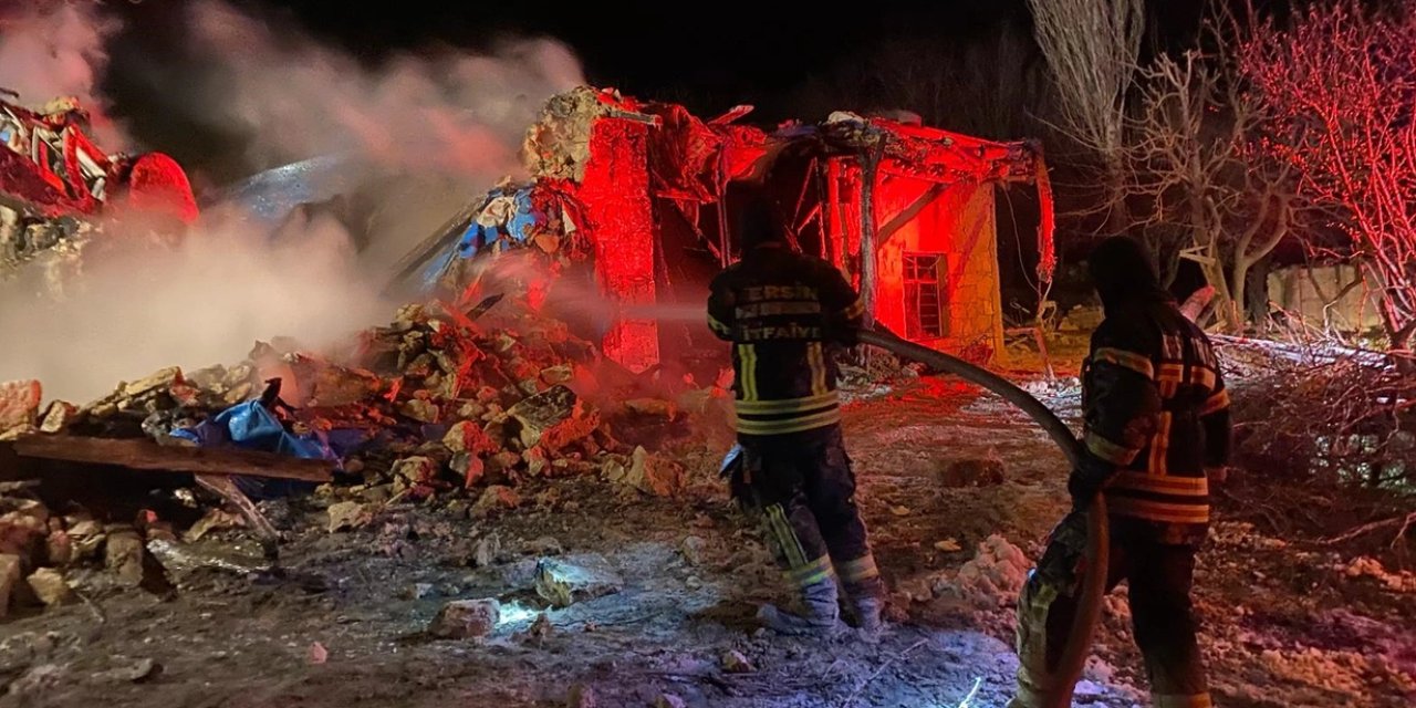 Yanan eve kepçeyle giren ekipler yaşlı adamı feci halde buldu