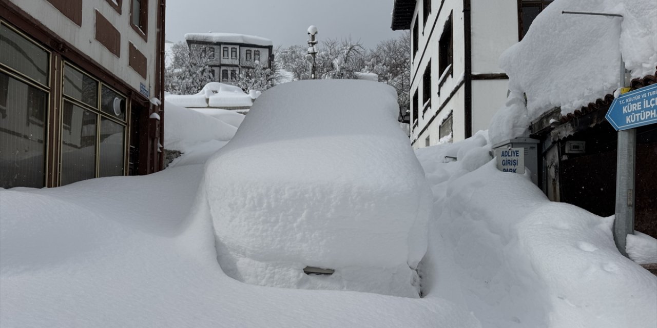 Kar kalınlığı 1,5 metreye ulaştı, araçlar kayboldu