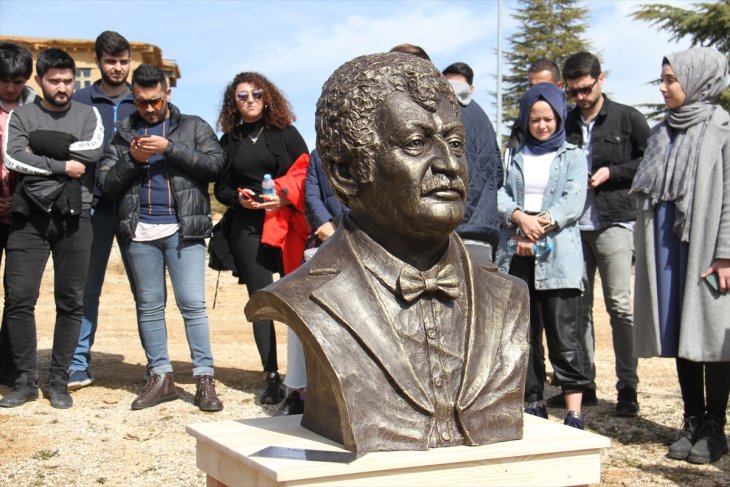 Konya'da sanatçıların köyüne Müslüm Gürses için çınar fidanı dikildi