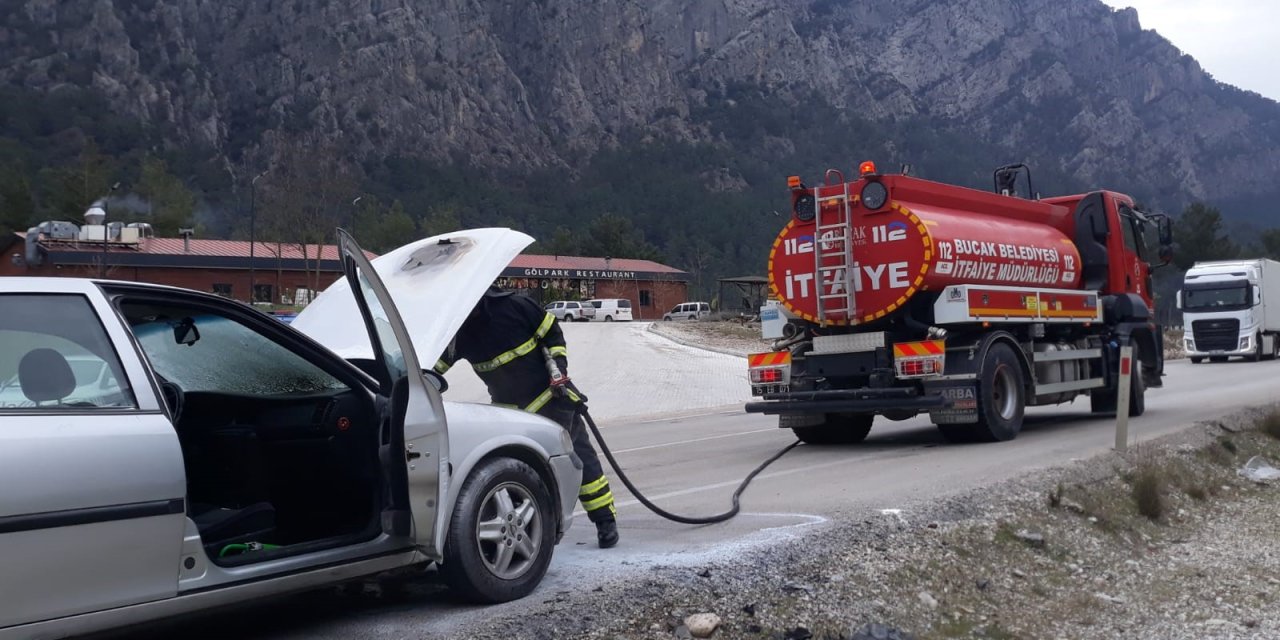 Seyir halinde alev alan araç hurdaya döndü