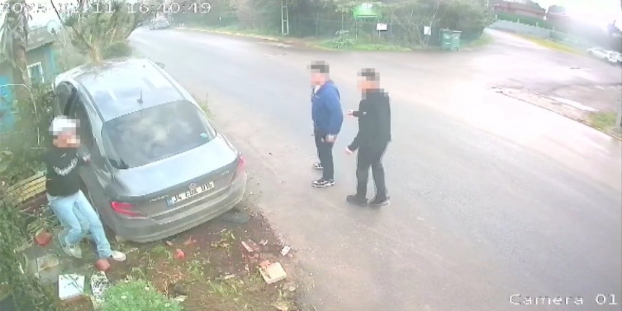 Bankta otururken otomobil çarptı! Bu kazadan sağ kurtuldu