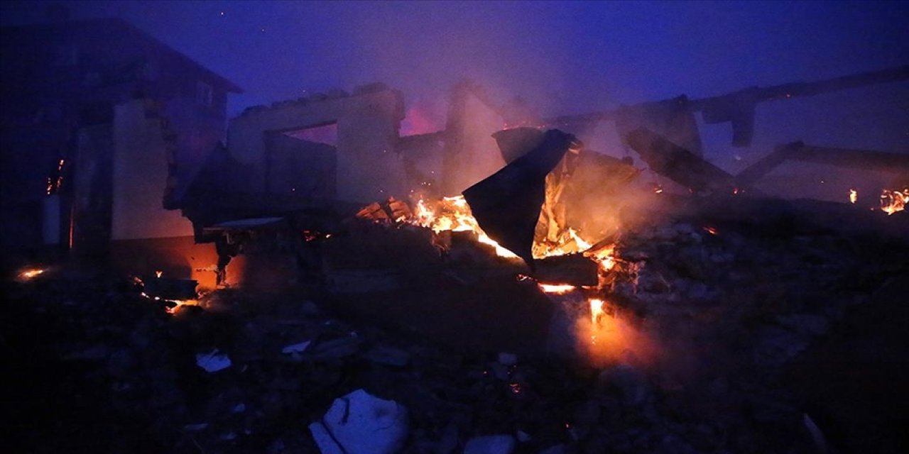 Köyde 3 ev yandı, 50 hayvan telef oldu