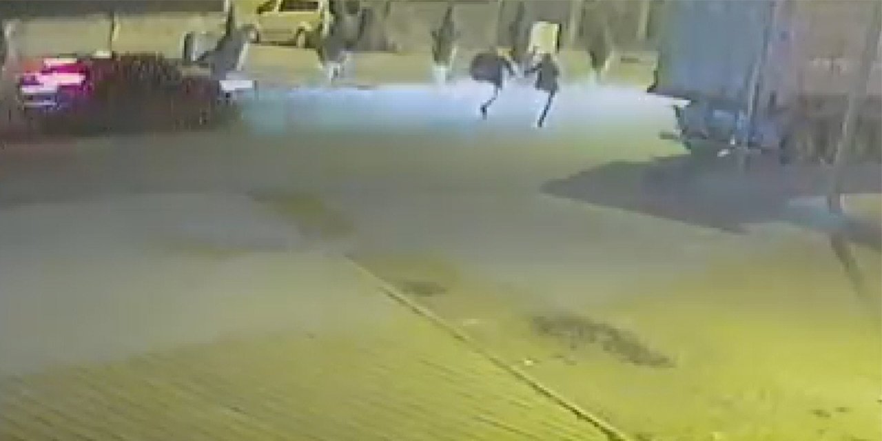 Otomobilin yayalara çarptığı kaza kamerada