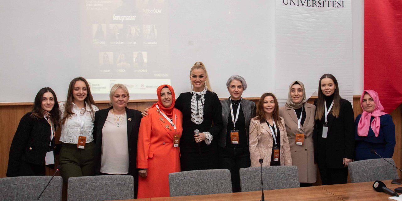 Tuğba Özay sunuculuk yaptı! Konya’daki salon böyle doldu