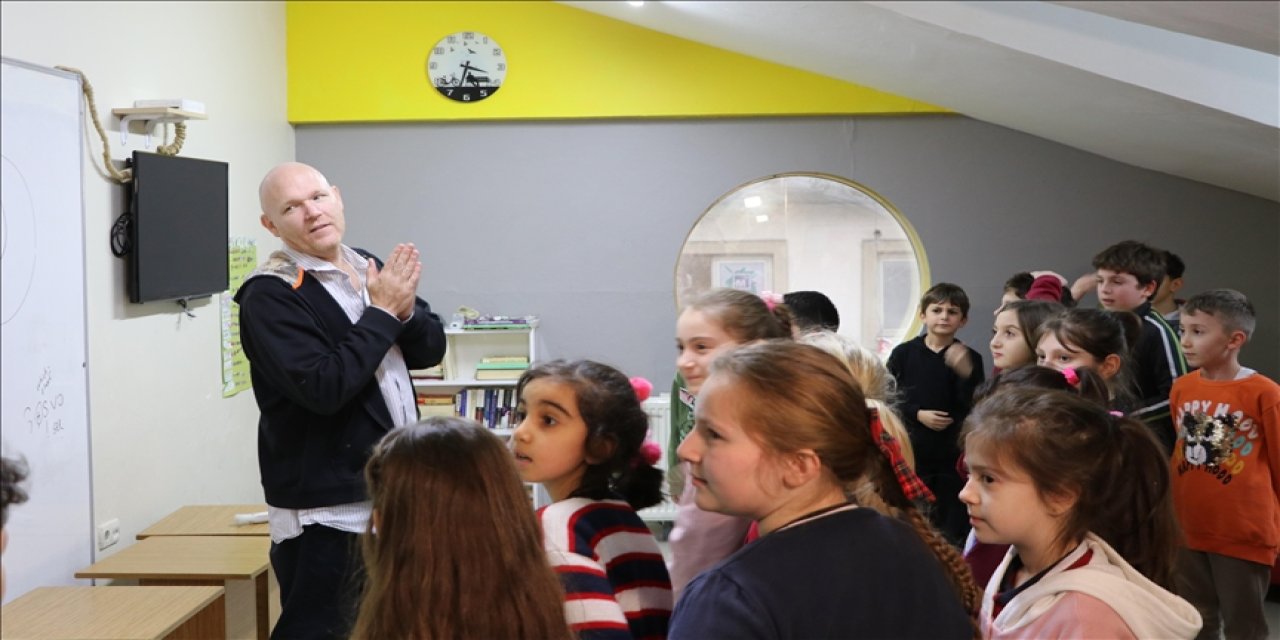 Kanadalı damat açtığı kursta çocuklara İngilizce öğretiyor