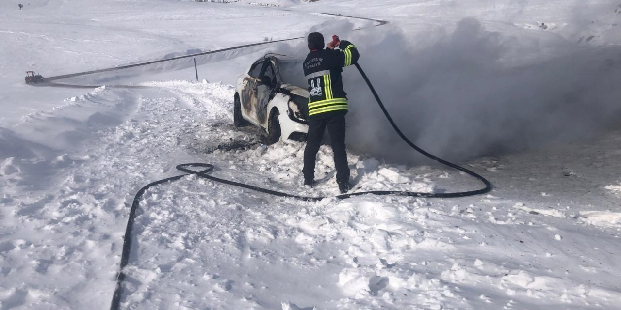 Elektrik arızasından kaynaklanan yangın aracı küle çevirdi