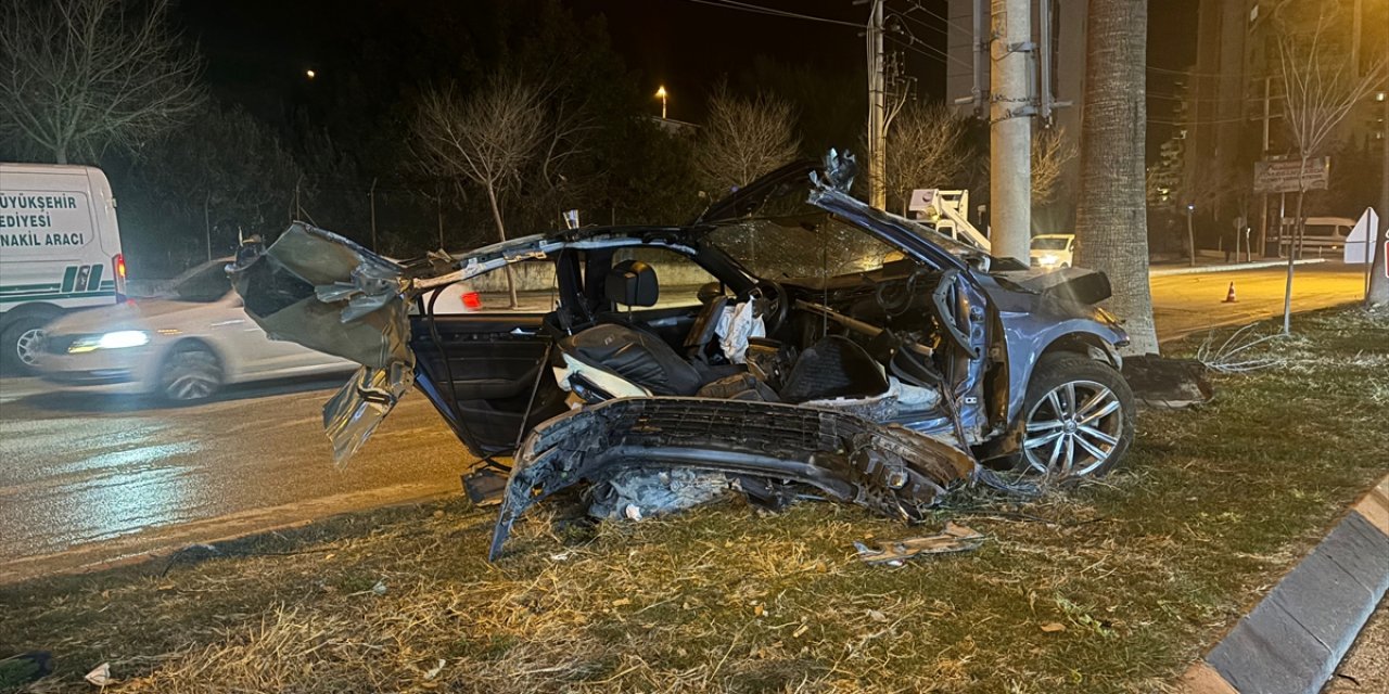 Ağaca çarpan otomobil ikiye bölündü