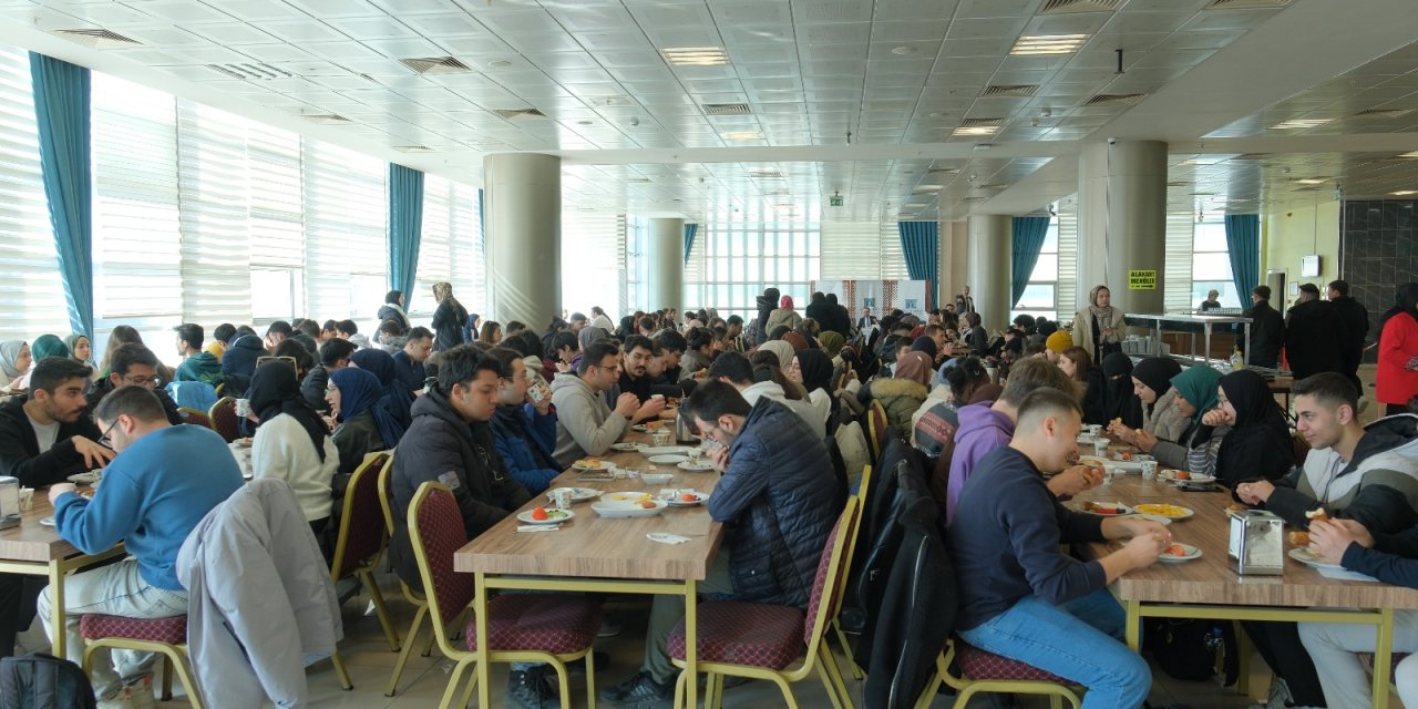 Konya Gençlik Meclisi üniversite öğrencileriyle bir arada