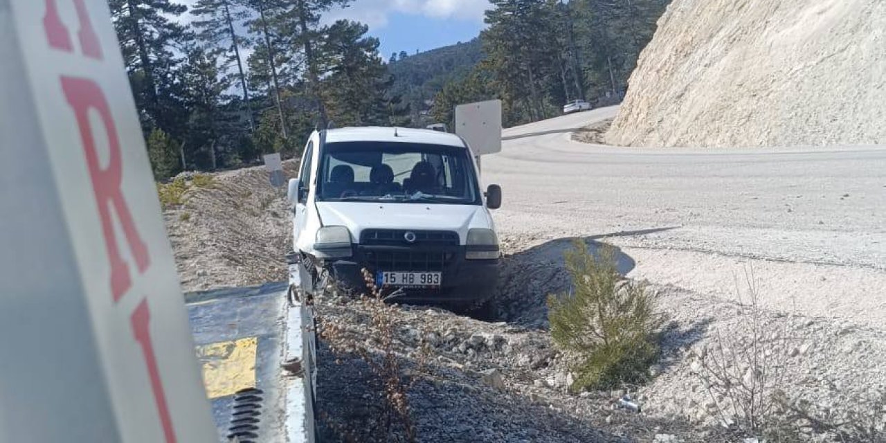 Hafif ticari araç şarampole yuvarlandı: 1 ölü, 1 yaralı