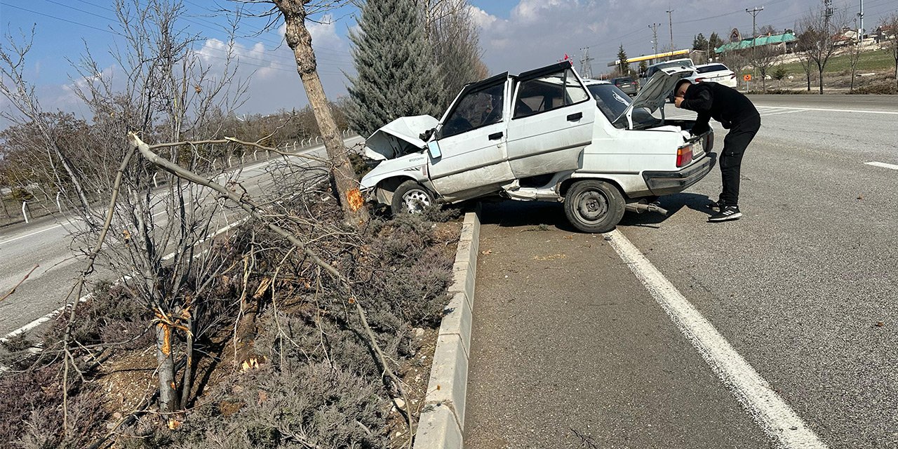 Konya'da otomobil refüjdeki ağaca çarptı