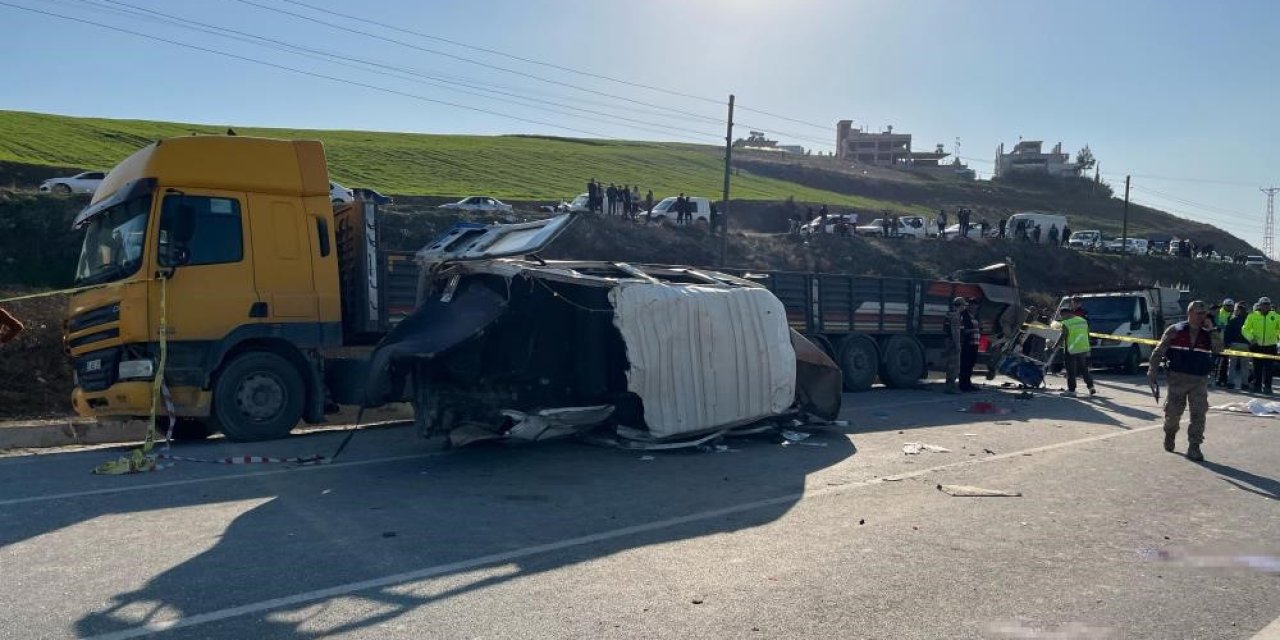 Servis aracı TIR ile çarpıştı! 6 ölü, 8 yaralı var