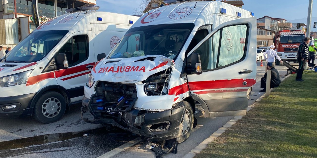 Bir günde çifte kaza! Hamile kadın ve 4 kişi hastanede