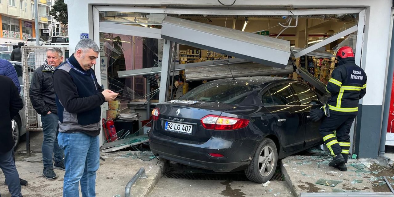 Kontrolden çıkan araç markete daldı