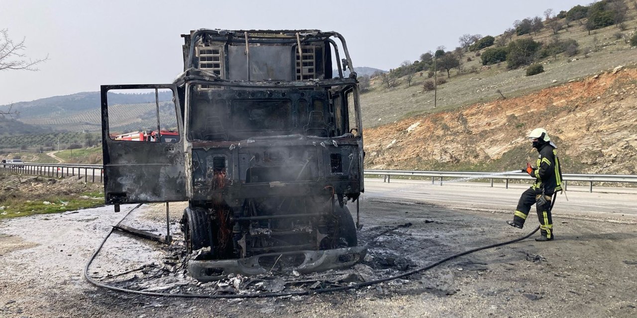 Alev topuna dönen TIR'dan şans eseri kurtuldu