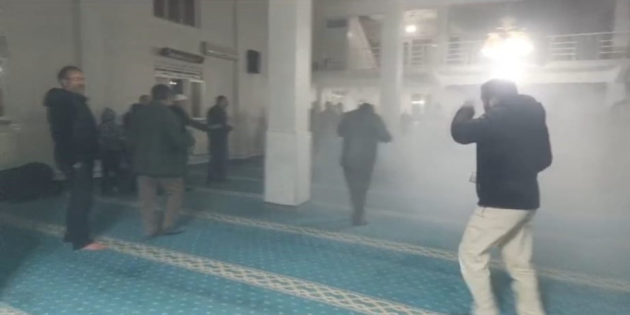 Camide yangın çıktı, teravih namazı yarıda kaldı