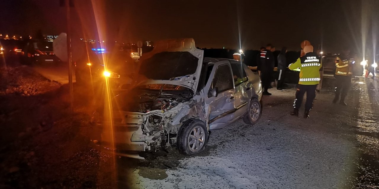 İki otomobil çarpıştı: 1 ölü, 2 yaralı