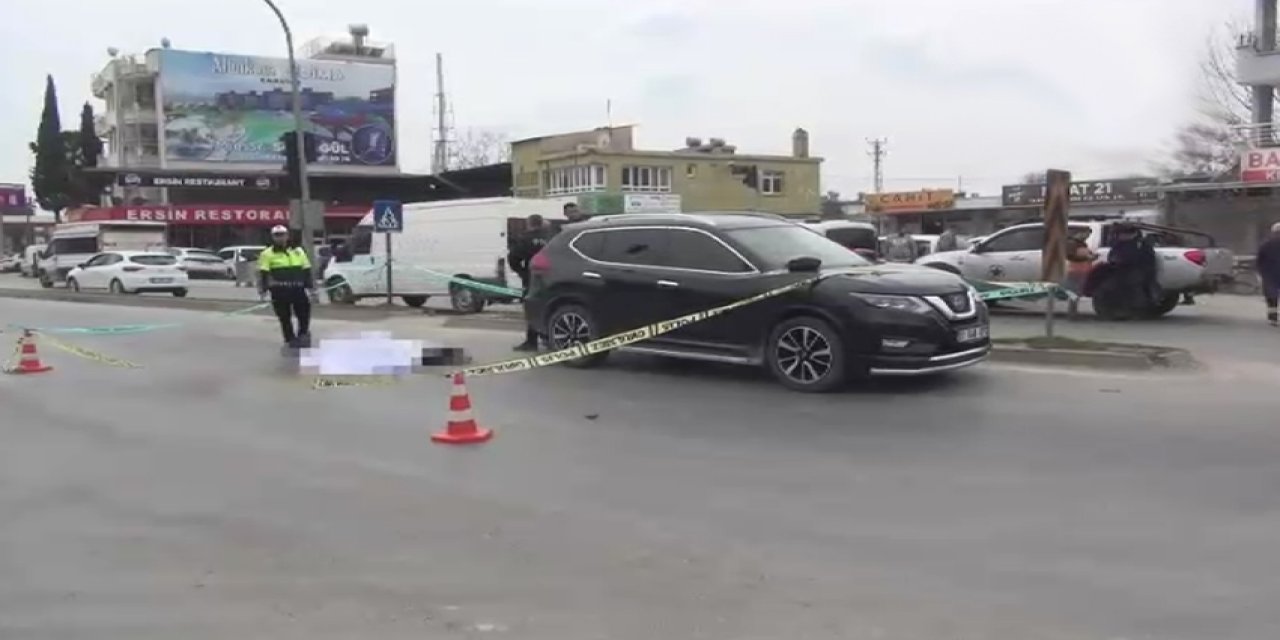 Yolun karşısına geçerken can verdi