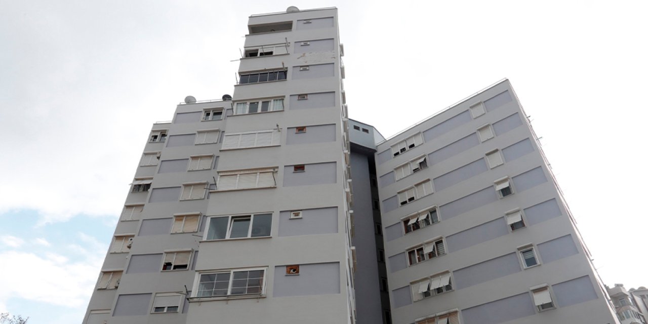 On katlı apartmana yıldırım düştü!