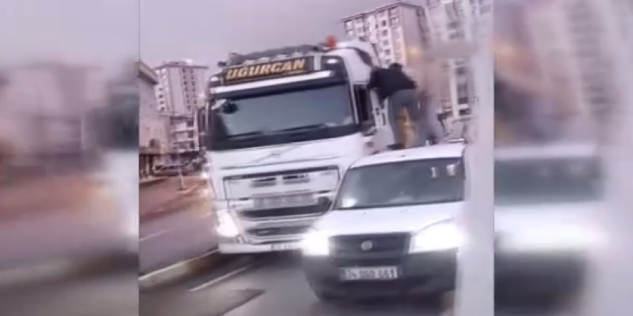 Şok eden görüntüler: Trafikte araç tavanında kavga