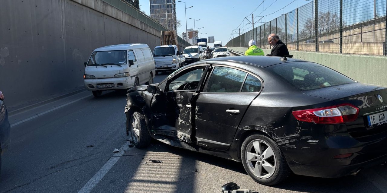 TIR otomobile çarptı, ilçe müftüsü yaralandı