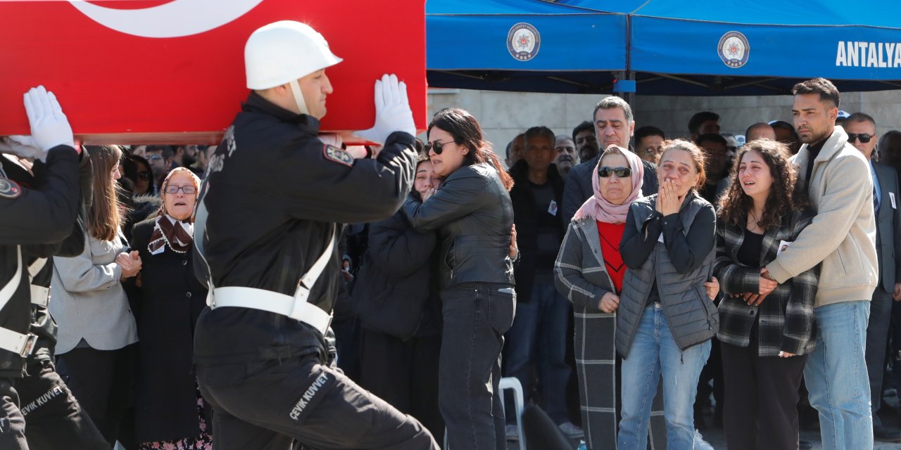 Polis babaya veda: Kızları "Götürmeyin babamı" diye feryat etti