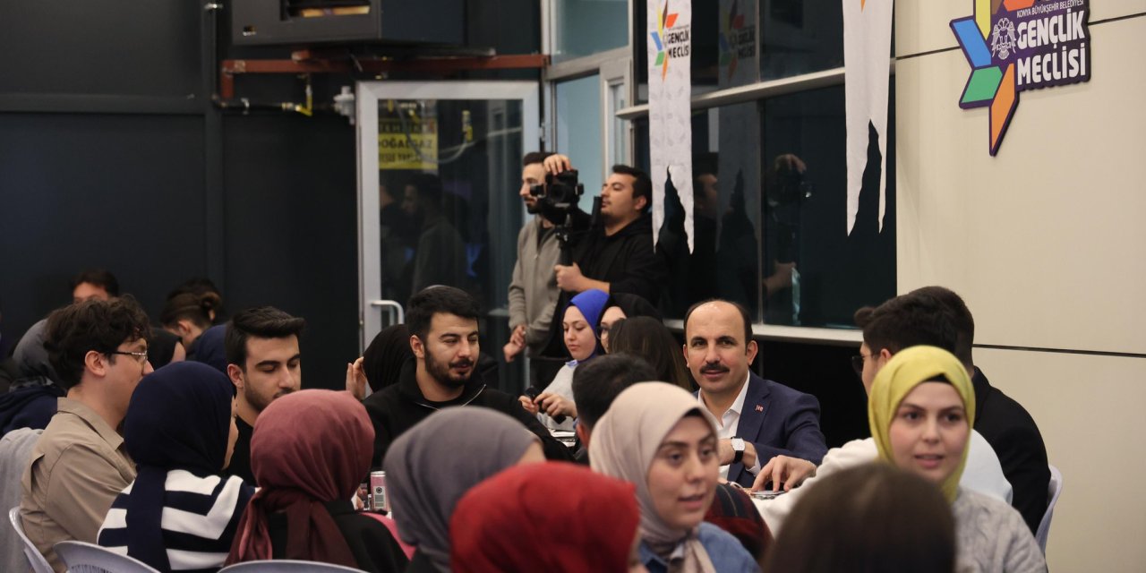 Başkan Altay üniversiteli gençlerin iftar sofrasına konuk oldu