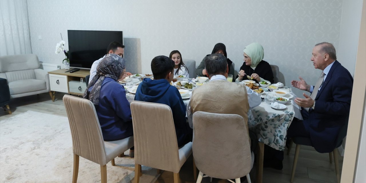 Erdoğan çifti, vatandaşın evinde iftar yaptı