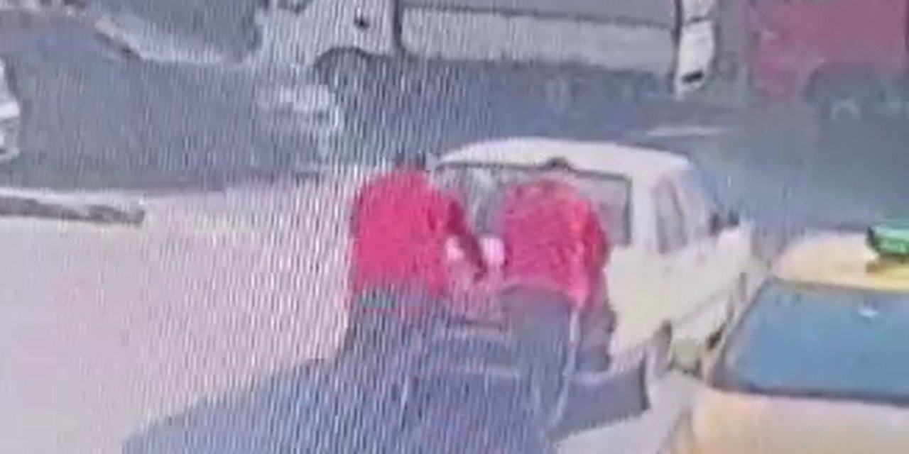 Çalışmayan otomobili iterken kaza yaptılar