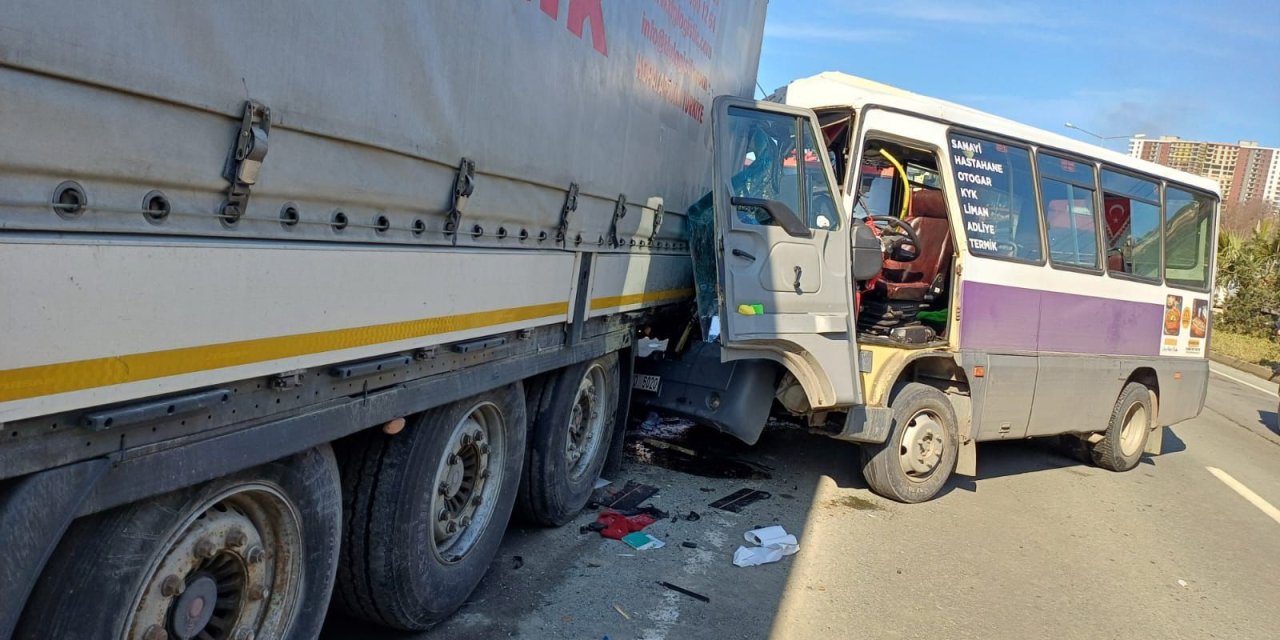 Dolmuş, TIR’a çarptı; 12 yaralı