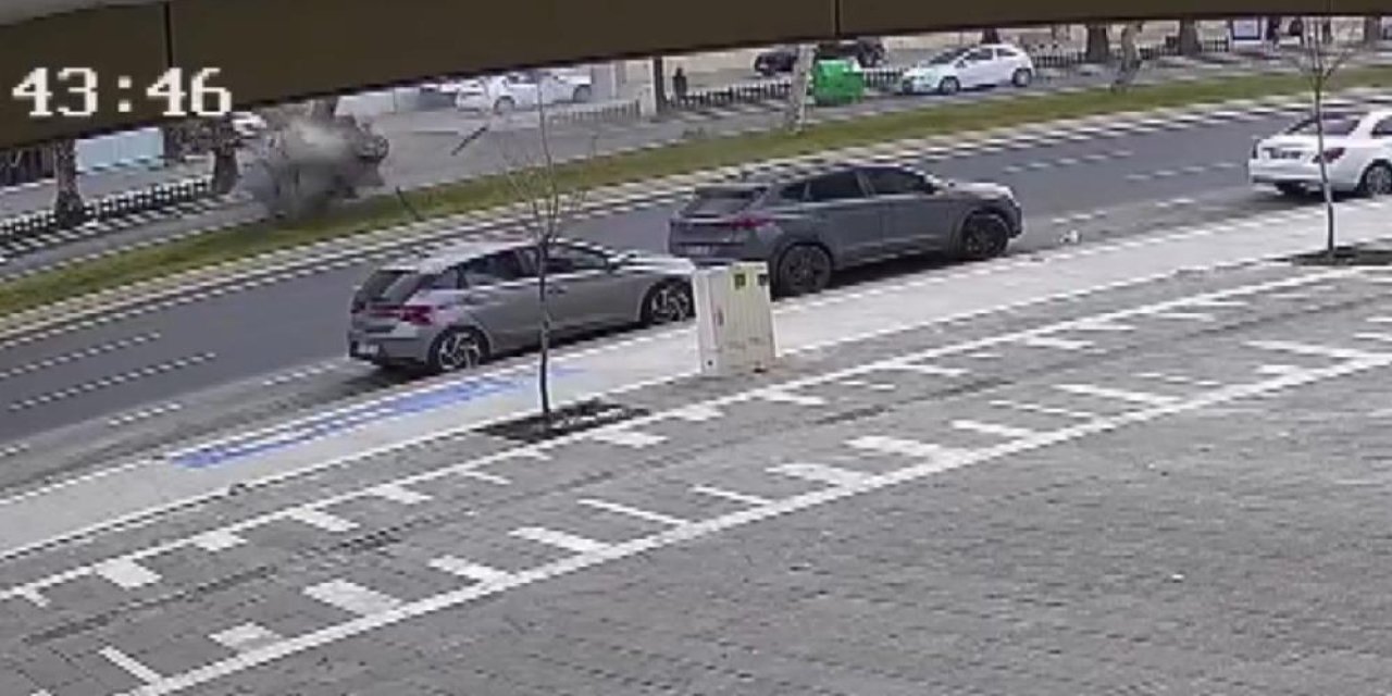 Kontrolden çıkan otomobil ağaca çarptı