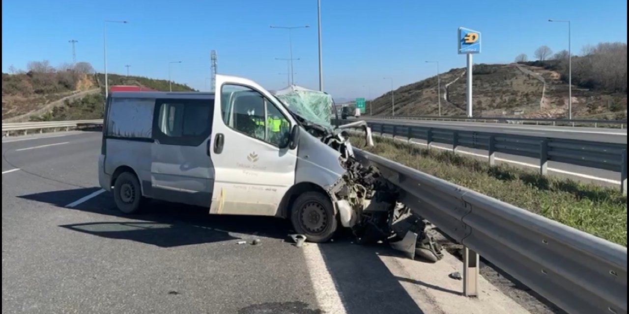 Minibüs TIR'a ok gibi saplandı! 1 ölü, 1 yaralı