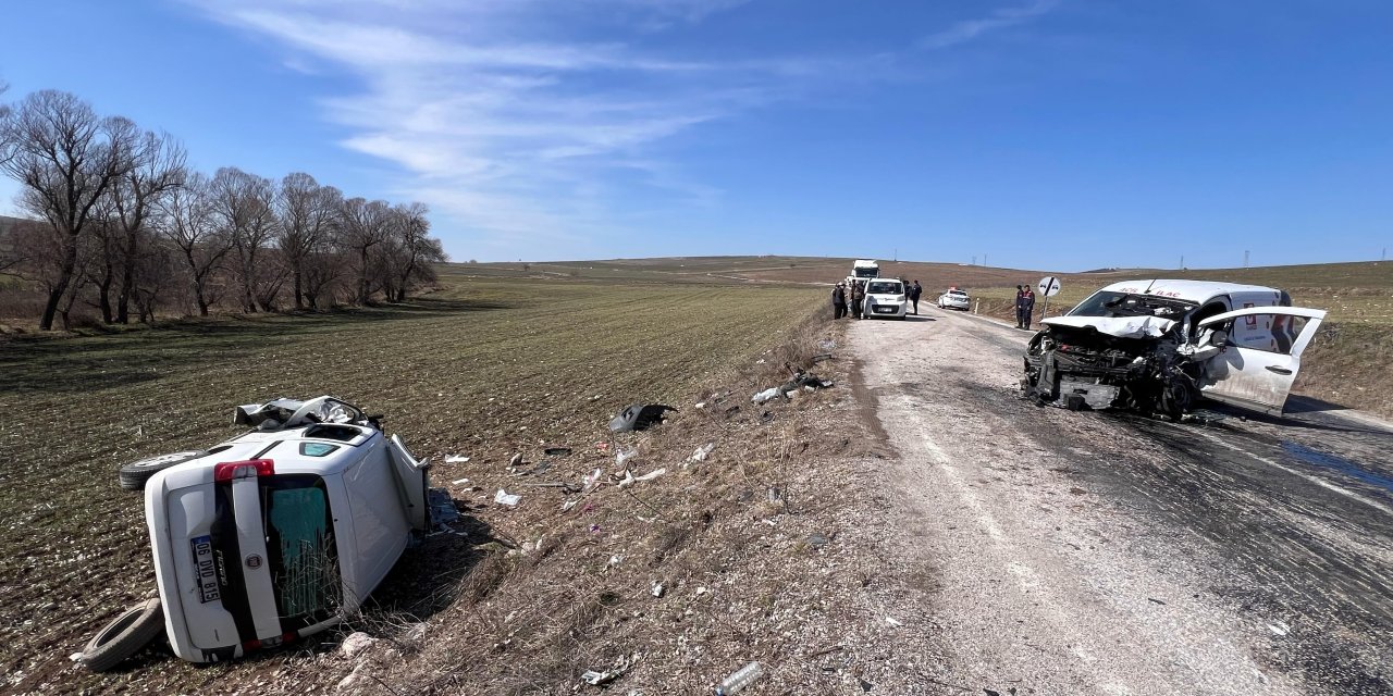 Kafa kafaya çarpışan araçlar hurdaya döndü: 1 ölü, 5 yaralı