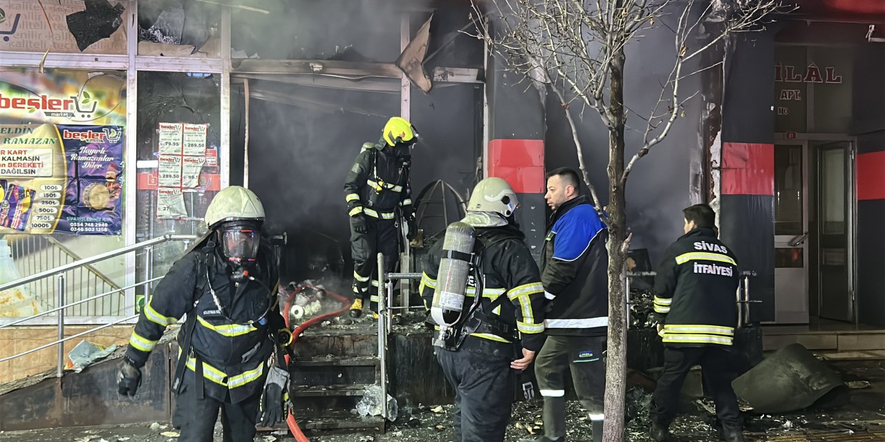 Markette patlama sonrası yangın çıktı