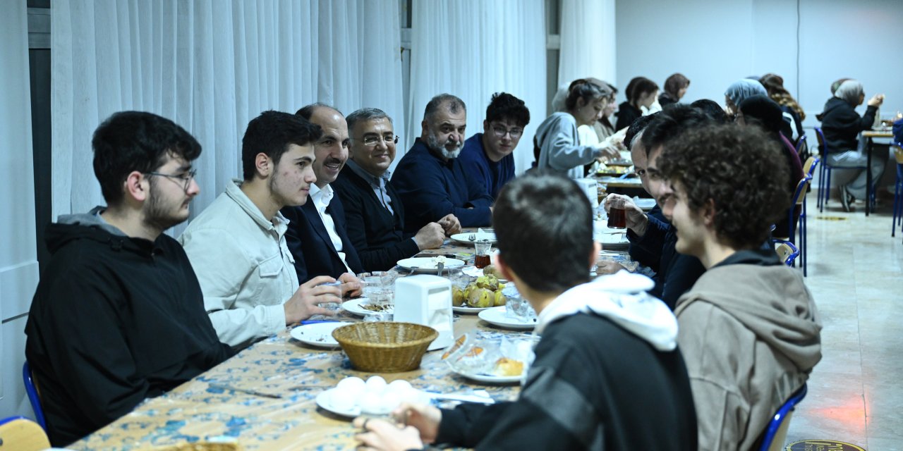 Başkan Altay sahurda öğrencilerle buluştu