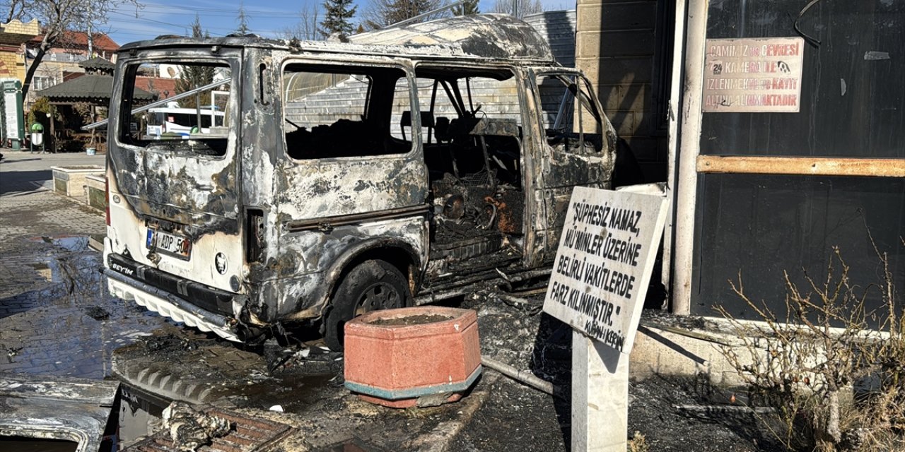 Cami bahçesindeki minibüs yandı: 4 çocuk yaralandı