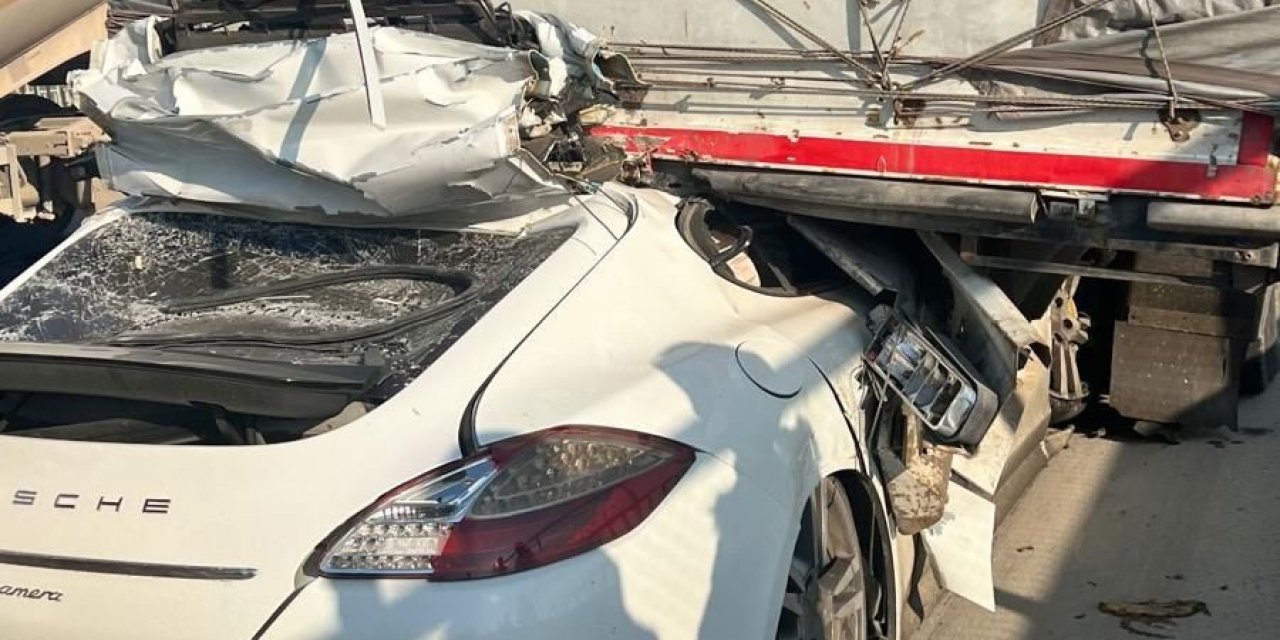 Otobanda hız felaketi: Lüks otomobil TIR'ın altına girdi