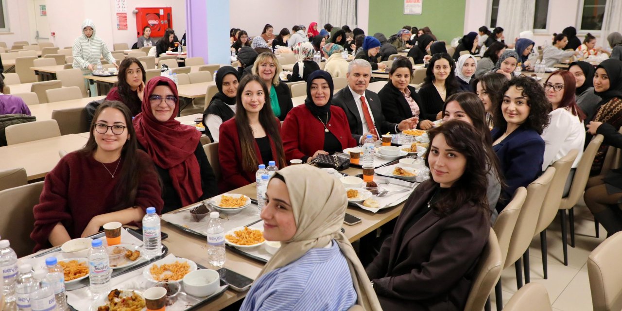 Konya Valisi Akın iftarını öğrencilerle açtı