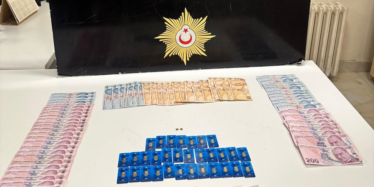 Kuyumculara sahte altın satmaya çalışırken yakalandılar